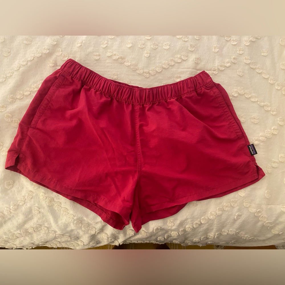 Patagonia Barely Baggies 2.5” short. size Large Women’s.  Hot pink color